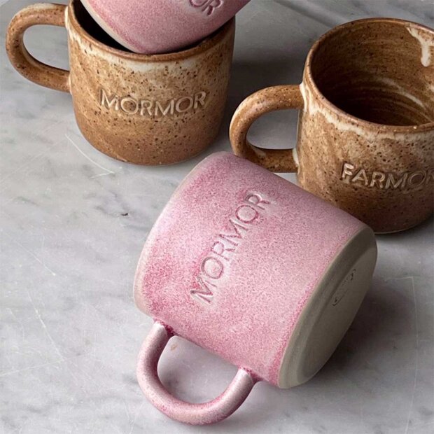 JULIE DAMHUS STUDIO - ODA KOP M/NAVN I STENTØJ 8X8CM | FAR/BRUN JULIE DAMHUS STUDIO - ODA KOP M/NAVN I STENTØJ 8X8CM | FAR/BRUN