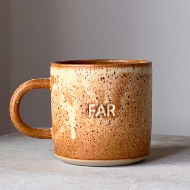 JULIE DAMHUS STUDIO - ODA KOP M/NAVN I STENTØJ 8X8CM | FAR/BRUN JULIE DAMHUS STUDIO - ODA KOP M/NAVN I STENTØJ 8X8CM | FAR/BRUN