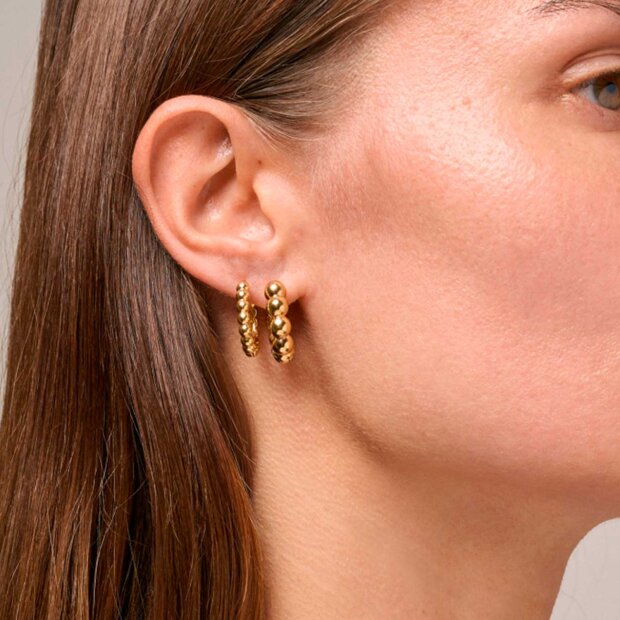 ENAMEL COPENHAGEN - LARGE BALL HOOPS ØRERINGE | FORGYLDT ENAMEL COPENHAGEN - LARGE BALL HOOPS ØRERINGE | FORGYLDT