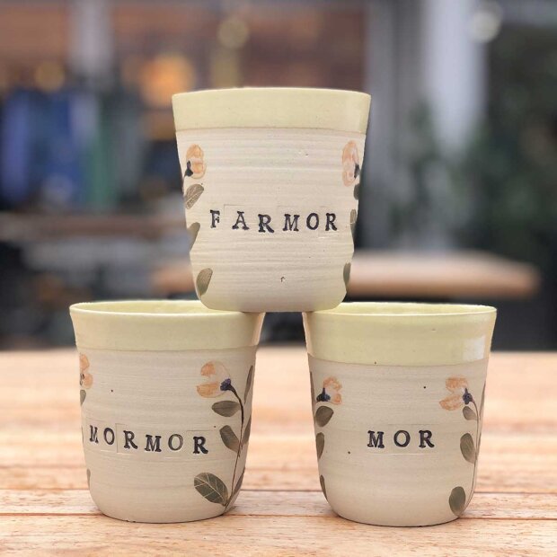 STINEMEI KERAMIK - PERSONLIG KOP  | MORMOR/GUL/MILD BLOMST