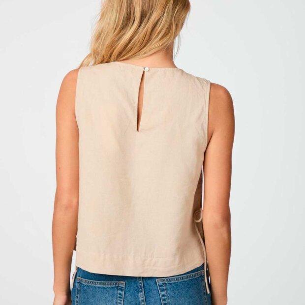 NEO NOIR - SVETLANA TOP I HØR | SAND